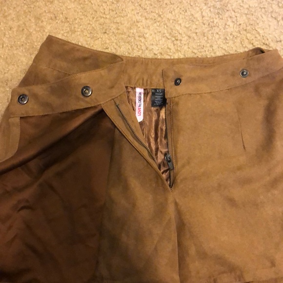 Suede skort - Picture 2 of 3